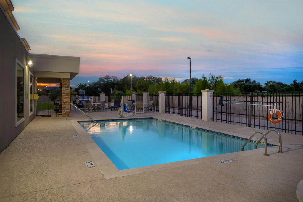Best Western Plus Bay City Inn & Suites
