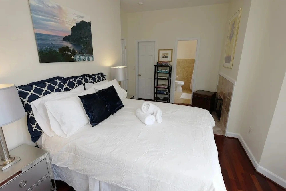 Above Maxwell Wine Bar - Super Central 2bed 2bath