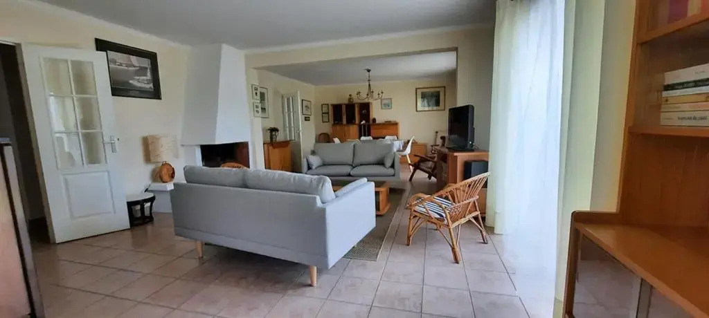 Sumptuous Holiday House Near The Beaches