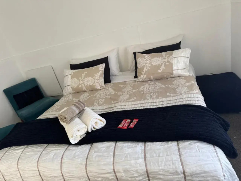 1 Bedroom Flat 100m away from the Beach with WIFI