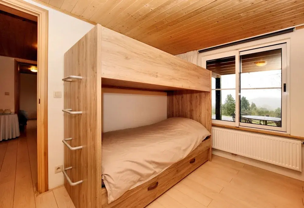 Cozy & Luxurious Chalet with Sauna, Hot Tub, Large Garden, Covered Terrace