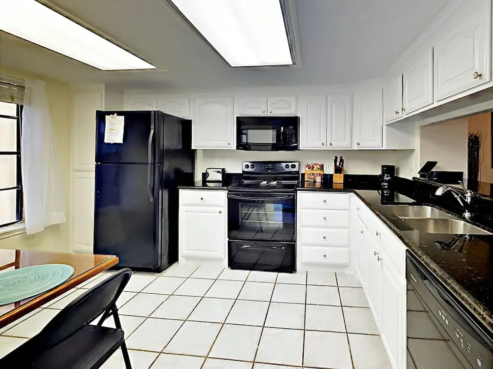 104 East Parade Condo Unit 17 - 2 Br condo by RedAwning