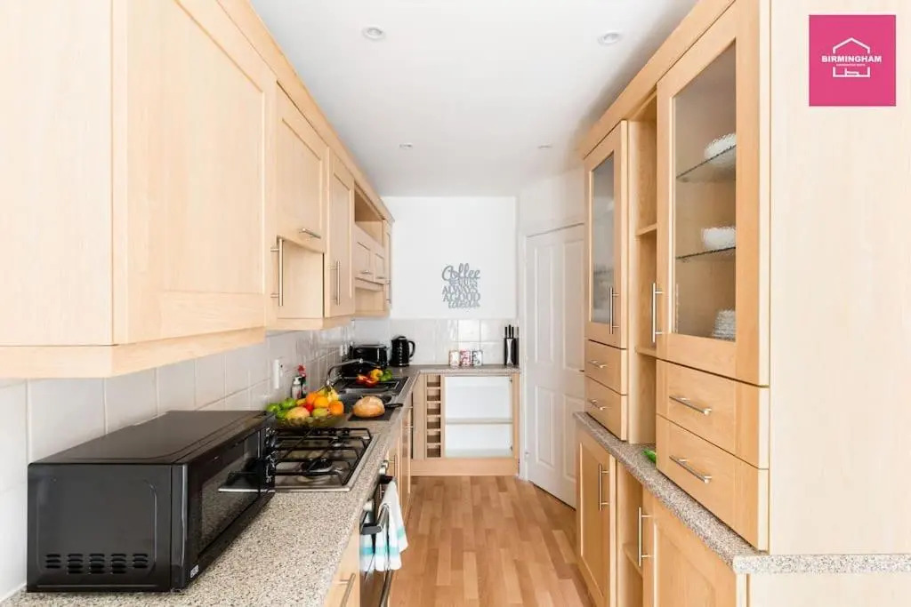 Modern 5 Bedroom Townhouse By City Centre & JQ - 9 Separate Beds, 2 Baths and Parking