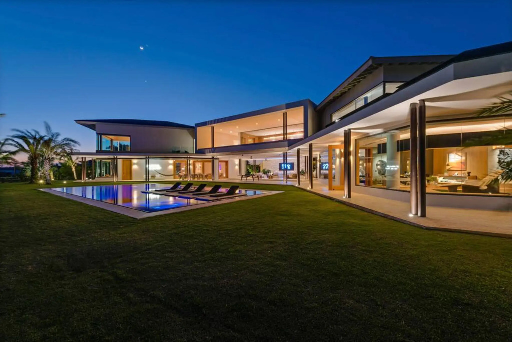 Modern 7BR Villa w Stunning Views of Golf Course