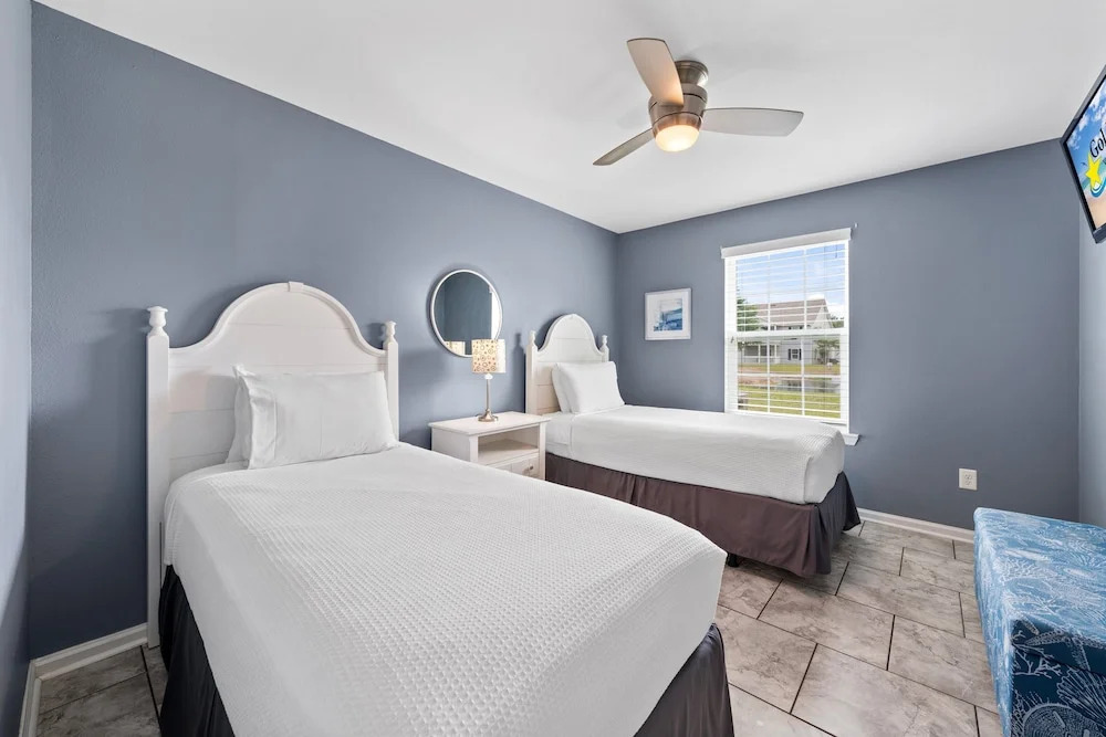 Cozy Condo Near Baseball Fields and Zoo- Pool Tennis Courts Pickleball