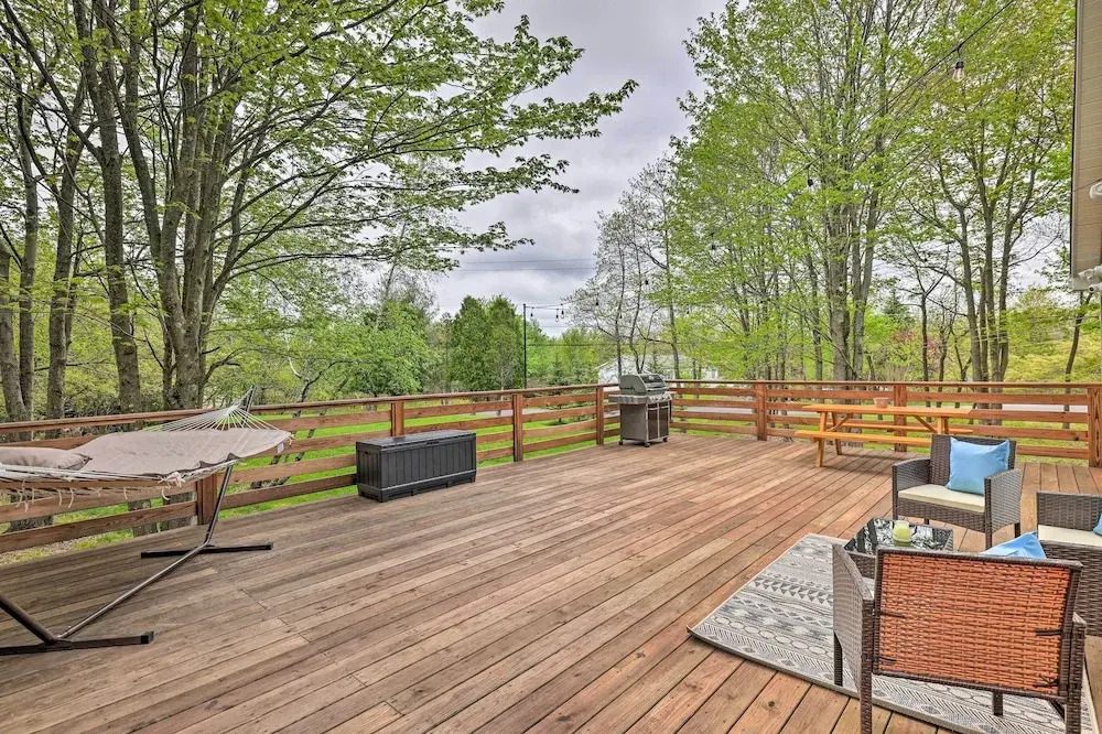 Near Lakes & Resorts: Pet-friendly Long Pond Abode