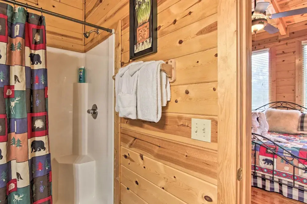 Cabin w/ Hot Tub ~ 2 Mi to Island in Pigeon Forge!