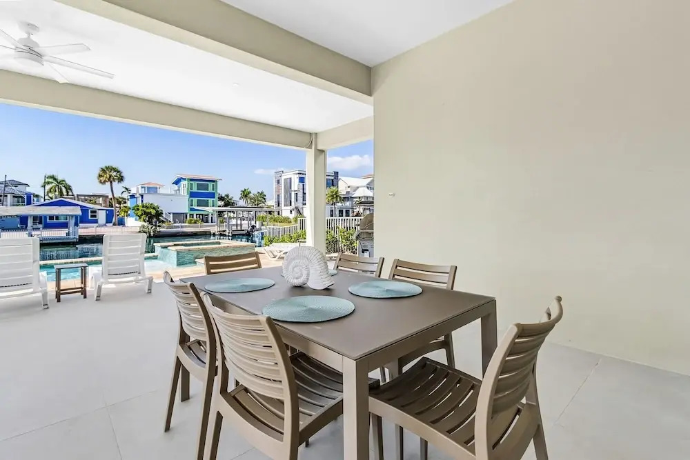 261/265 Canal Estates: 12br, Pools & Spas, Water Views 11 Bedroom Home