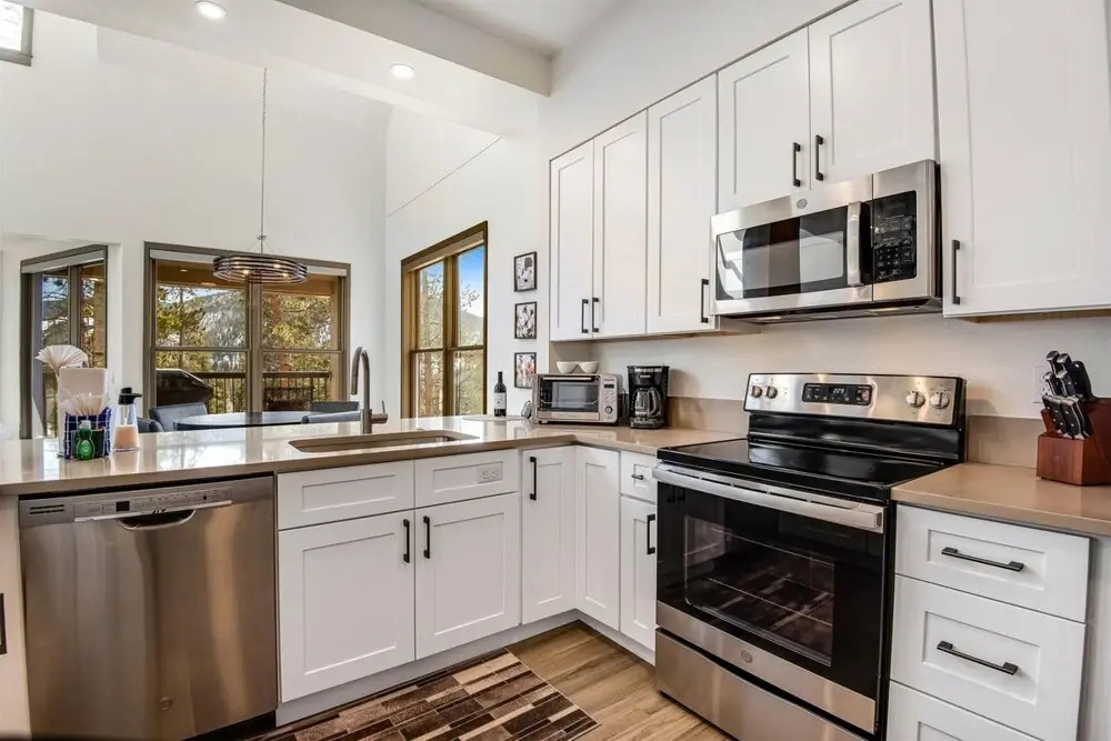 Contemporary 3 Bedroom Condo in West Keystone Along Shuttle to Slopes