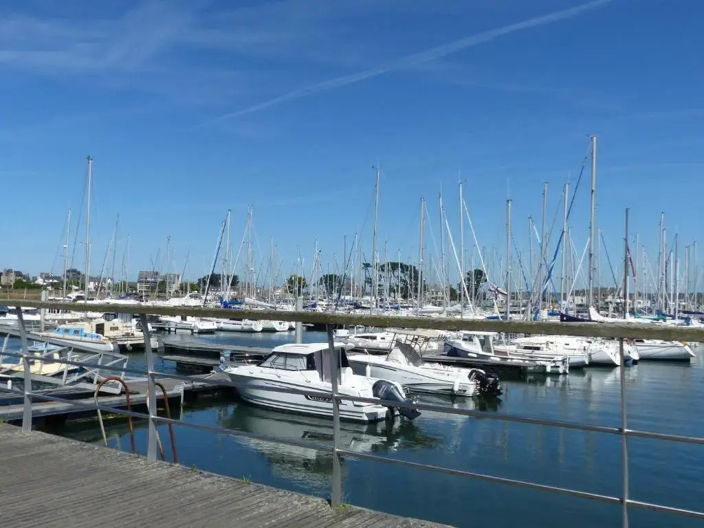 studio exposé plein sud vu sur le port de plaisance