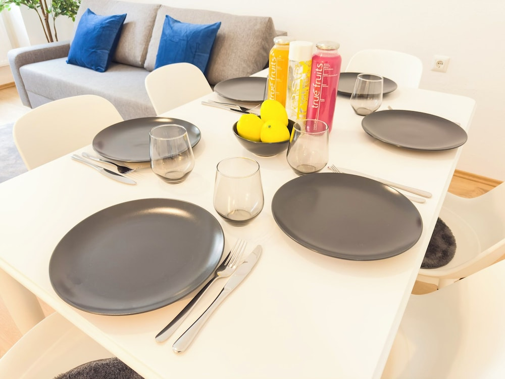 2 Bedroom Apartments 18 Min to center