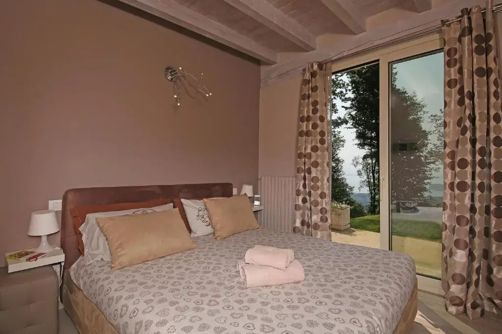 Villa Luna Stunning Modern Villa Shared Infinity Pool, Big garden, Fantastic lake view,AC