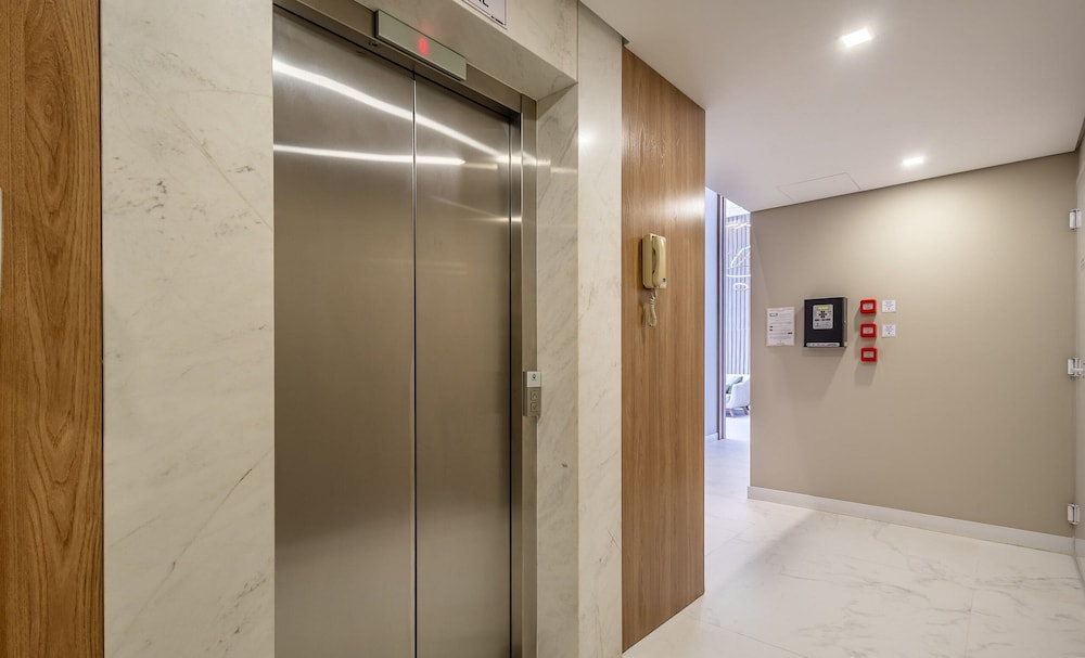 Apts in Building w/ Pool 120 m From the Beach - LTT