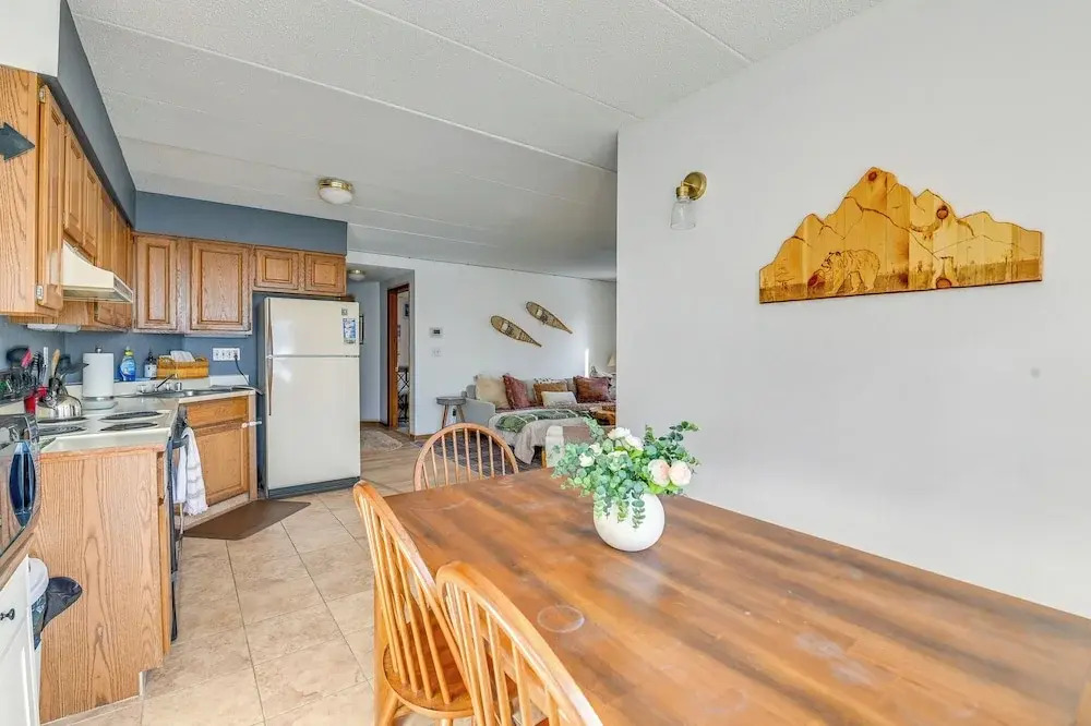 'bearfoot Apres' Mtn-view Condo < 1 Mi to Mt Snow!