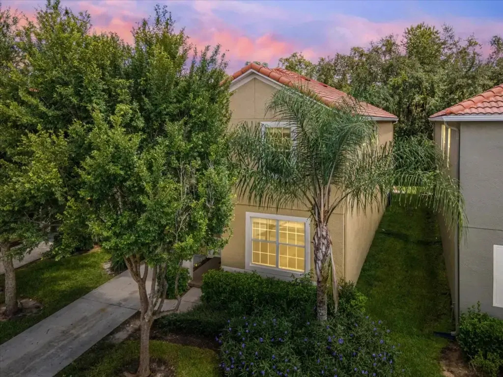 6 Bd 5 Ba Paradise Palms 8852 Cp