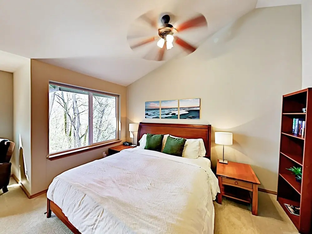 W/ Patio Short Walk To Bus Line 2 Bedroom Townhouse
