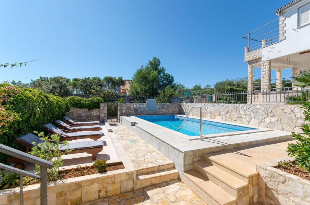 Apartment Lucija  - apartment with Pool: A1 Rogac, Island Solta