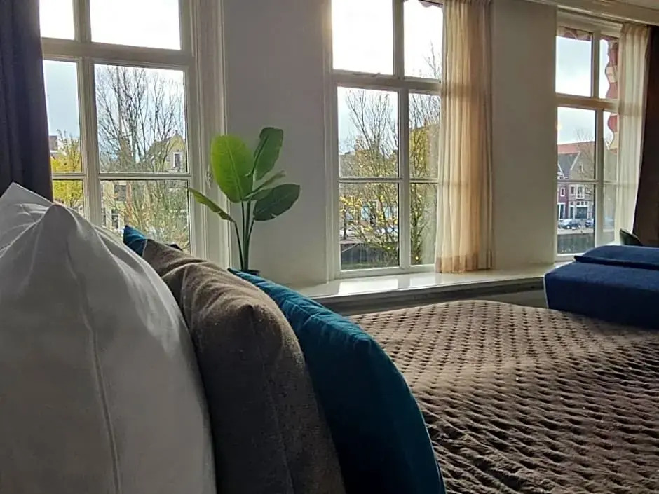 Harbour Hub Hotel