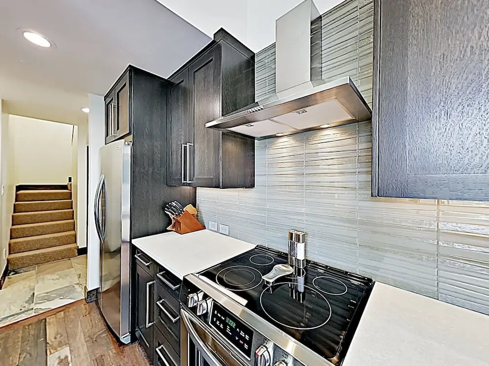 New Listing! Modern Mountain Ski W/ Balcony 3 Bedroom Condo