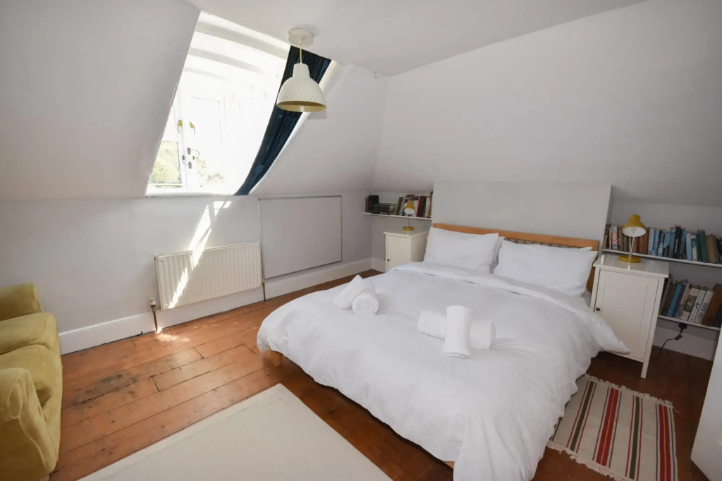 Arden Villa sleeps 8 close to golden beach of Ryde