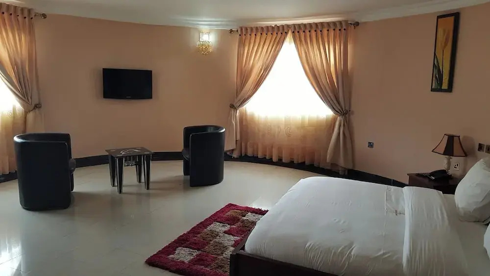 Top-Notch Suites and Apartment