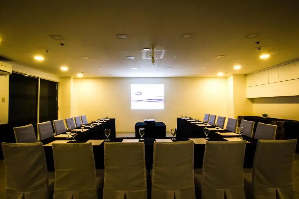 Jade Hotel and Suites