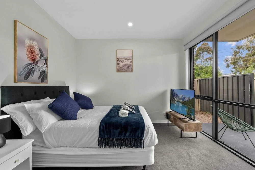 Luxurious 3-bedroom Townhouse in Charming Maidstone 7 KM TO CBD