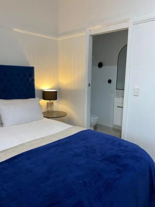 Urban Getaway Top Floor 4BR 4BA, AC, Sauna, Ipswich