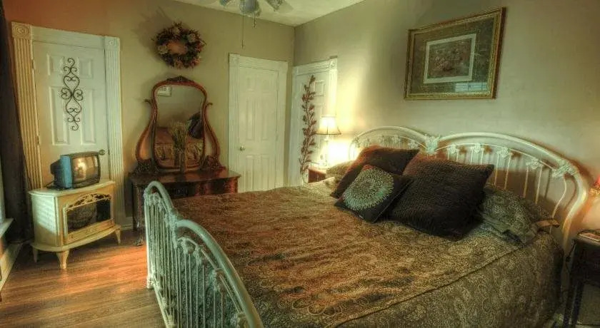 Pomegranate House & Cottages B&B