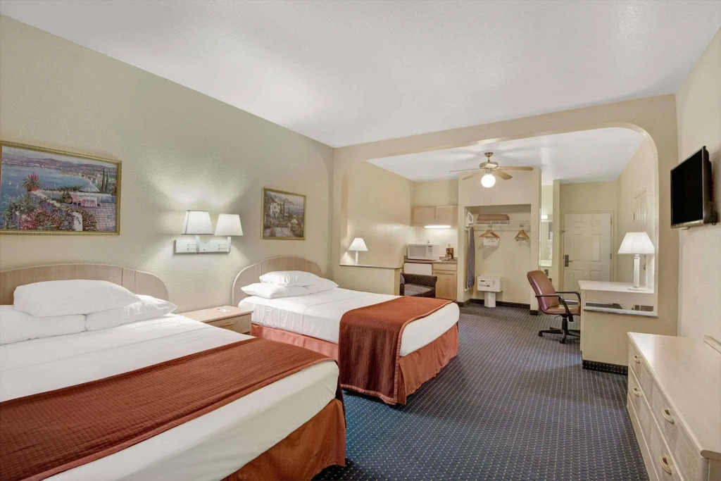Howard Johnson Suites Central
