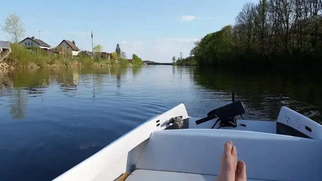Geräumiger Wohnwagen unter Bäumen neben Mur-Stausee