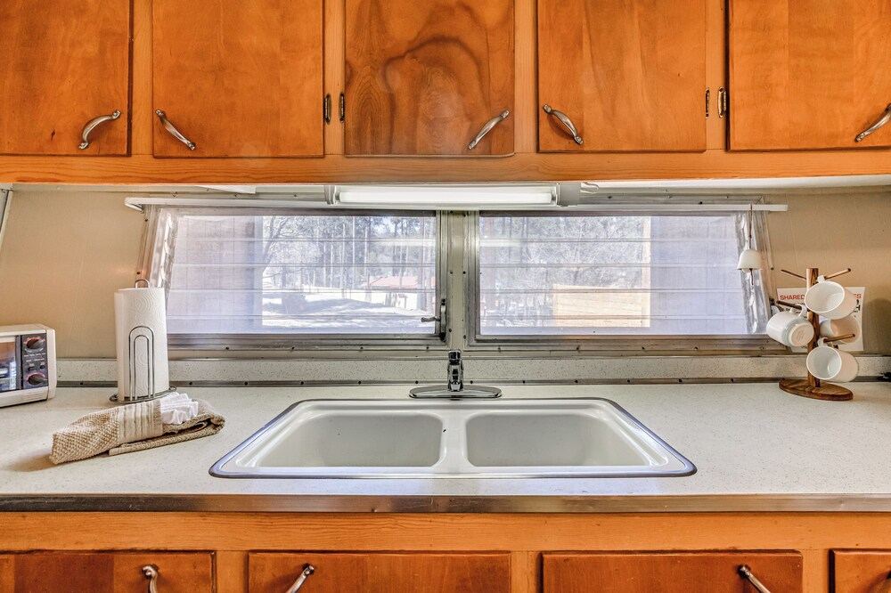 2 Mi to Midtown! All-season Base w/ Hot Tub Access