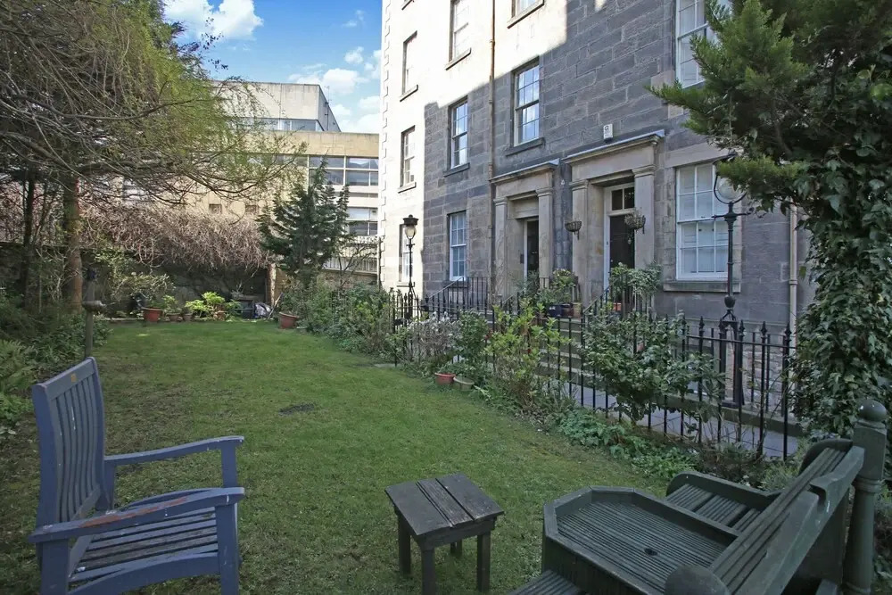 3 Bedroom Flat In Edinburgh City Centre