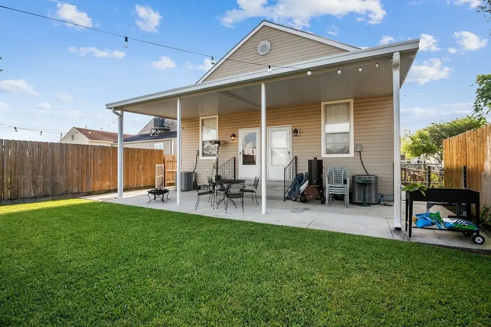 Historic Algiers Point 3 Minutes To Downtown 3 Bedroom Duplex by Redawning
