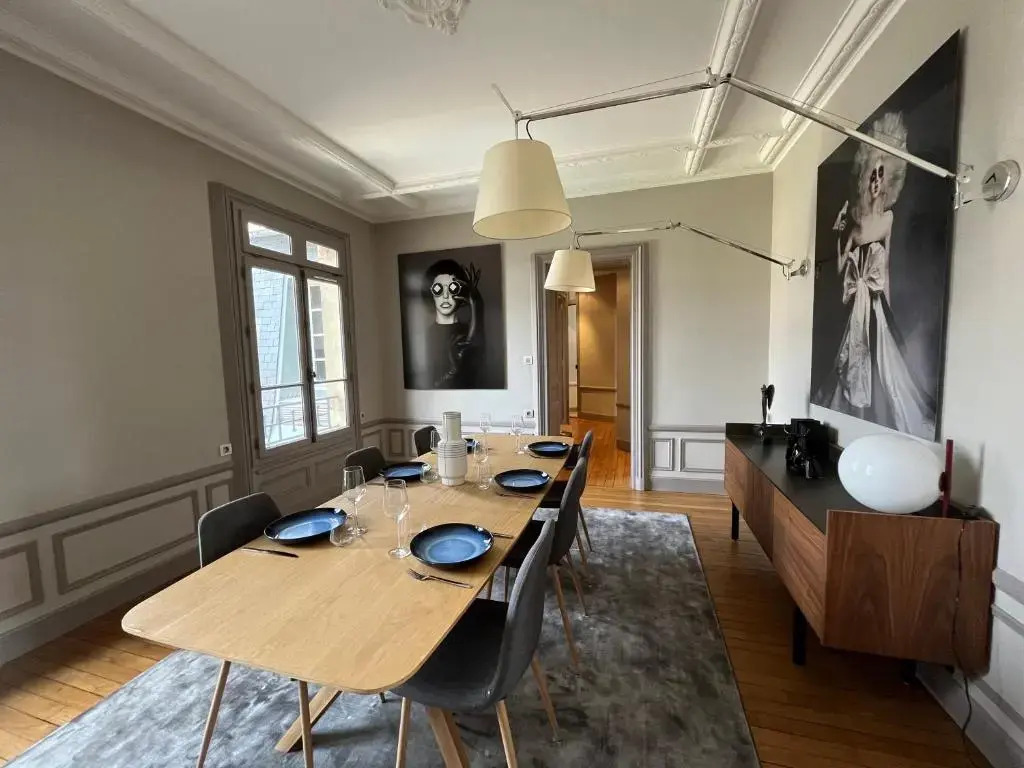 Appartement haut standing 125m2 / Parking privé plein centre-ville avec vue panoramique