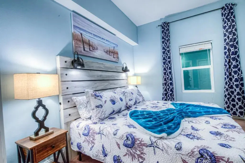 Large 3 Bd Penthouse 2034 In Laketown, Great Views and Amenities