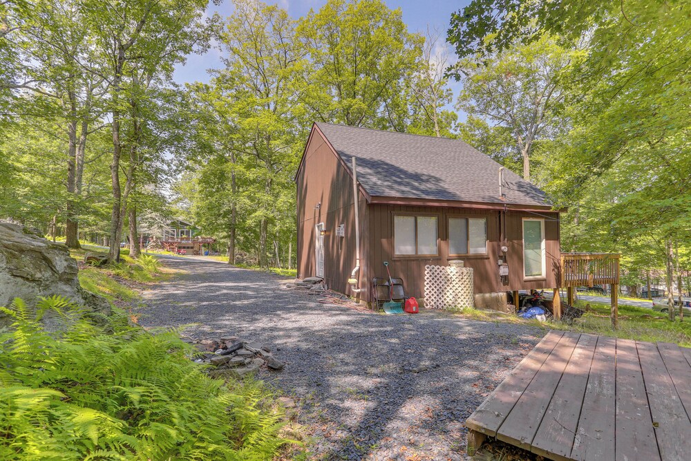 Screened Porch & Deck: Pet-friendly Poconos Escape