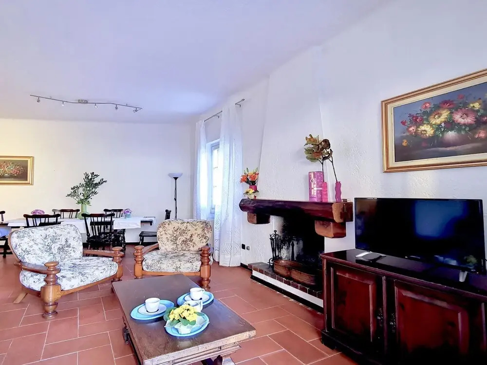 Spacious and Neat Linked House at the Como Lake