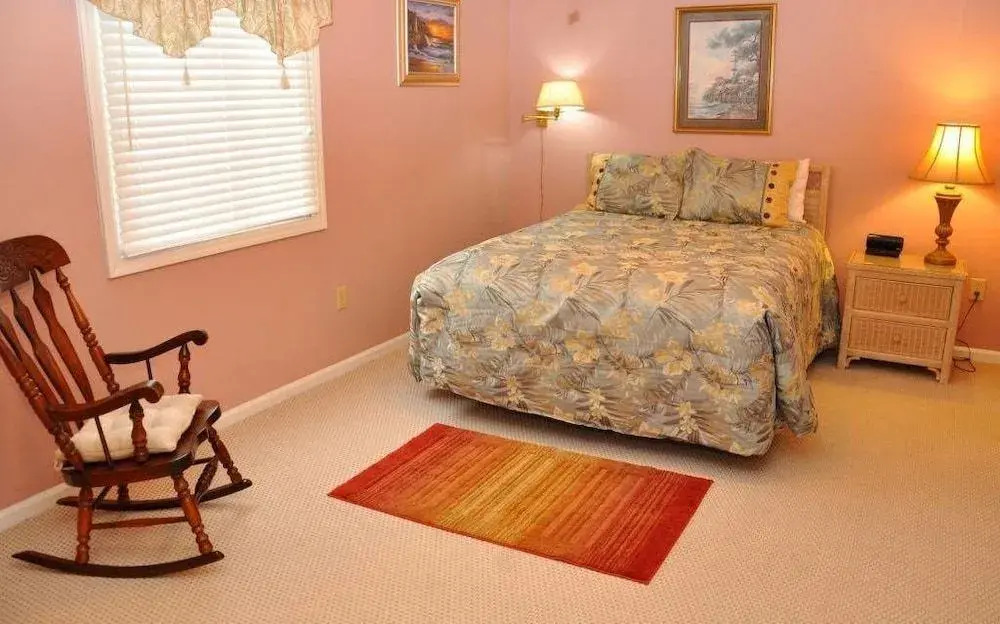 TJ's - 4 Br home by RedAwning