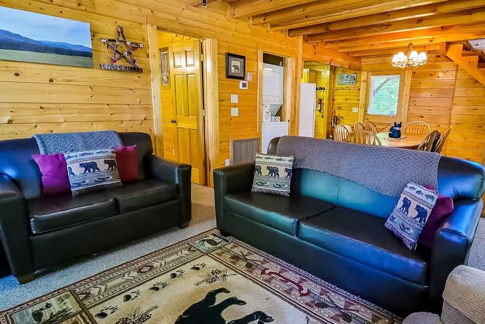 Across the Creek Cabin by Beyond Expectations With Hot Tub