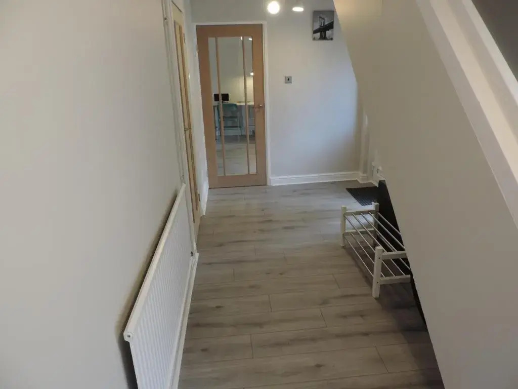 5 Bed Camberley Airport Accommodation