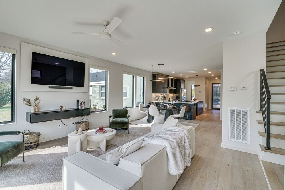 2 Mi to Wakemed: Modern Raleigh Duplex w/ Yard