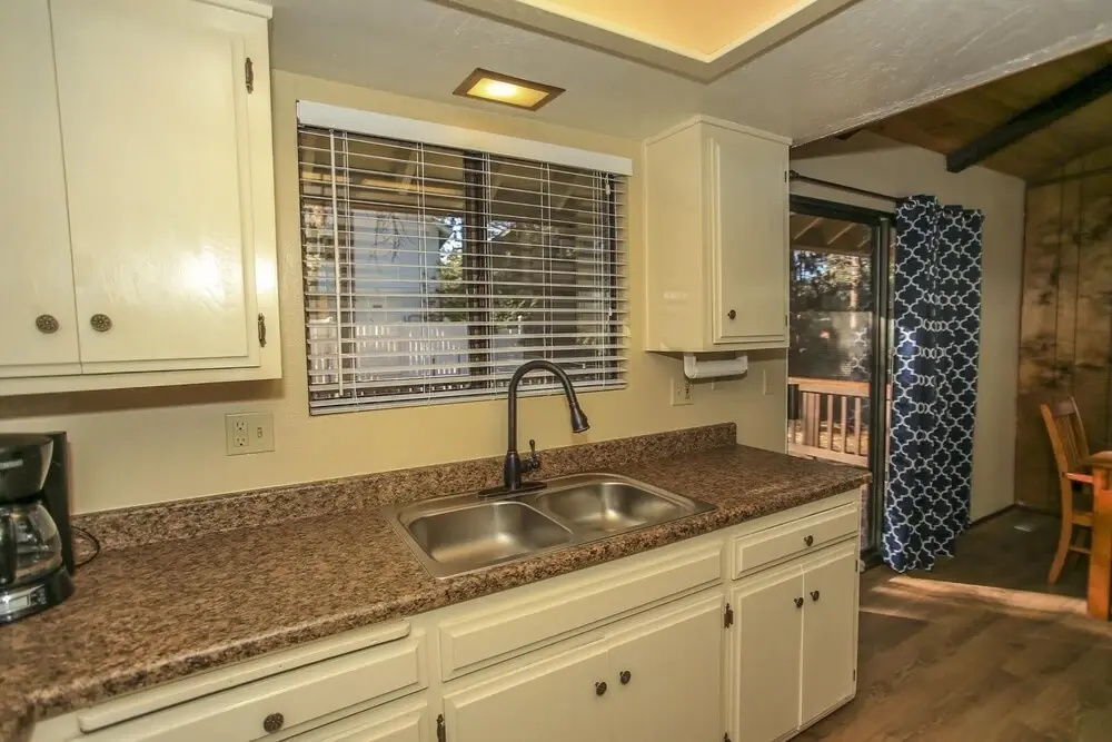 Bear Woods Retreat - High Ceiling's & Wood Finishes. Play Pool With Your Family And Friends! 3 Bedroom Home