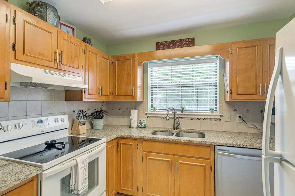 Convenient St Simons Island Home - 3 Mi to Beach!