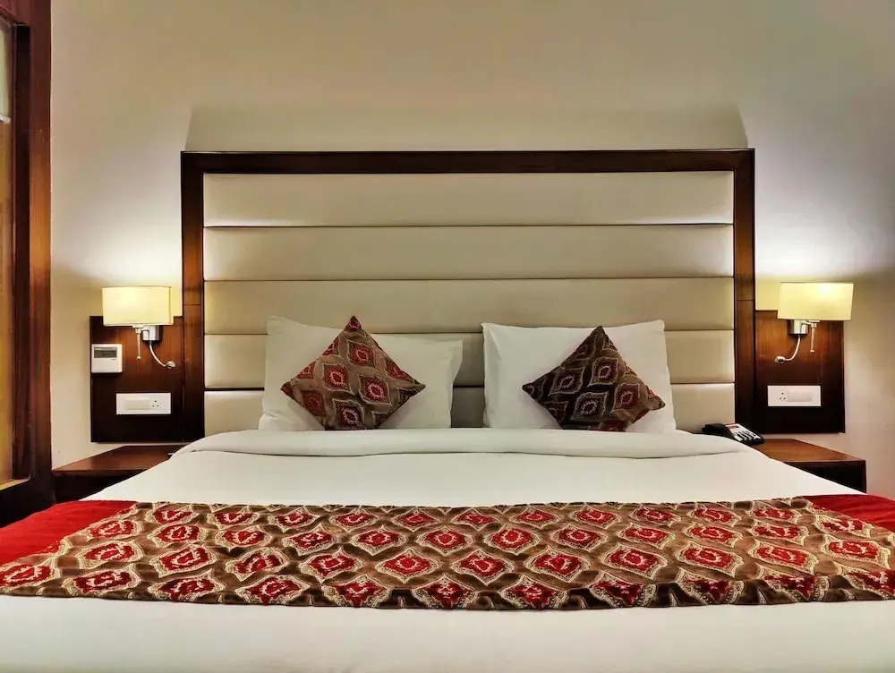 Royale Retreat Hotel & Spa Near Mall Road