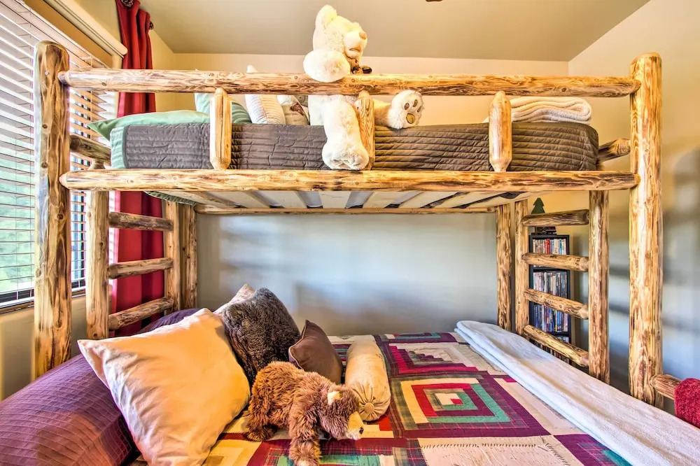 3 Mi to Fool Hollow Lake: Romantic Show Low Cabin