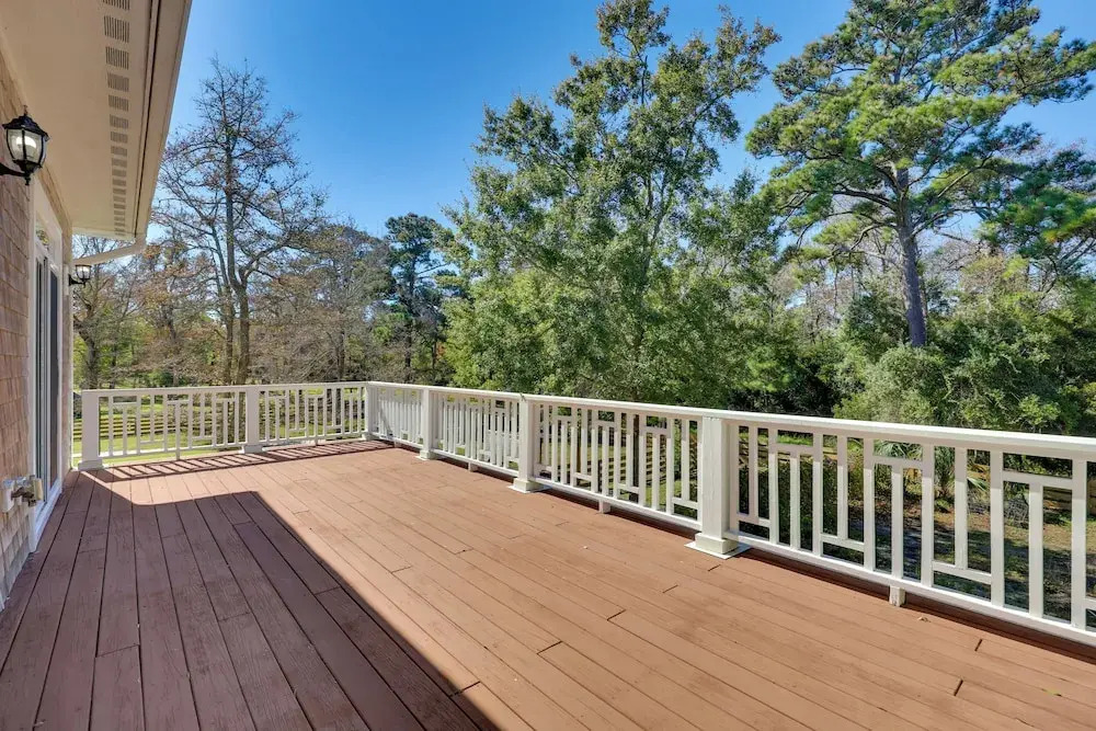 2nd-floor Unit w/ Deck! 1 Mi to Carolina Beach