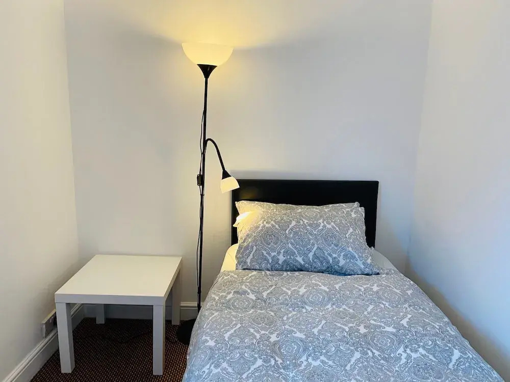 Shirley House 1, No-Frills Guest House, Self Catering, Smart Lock Check-in, Kitchen, Washer, Dryer, Great for Contractors