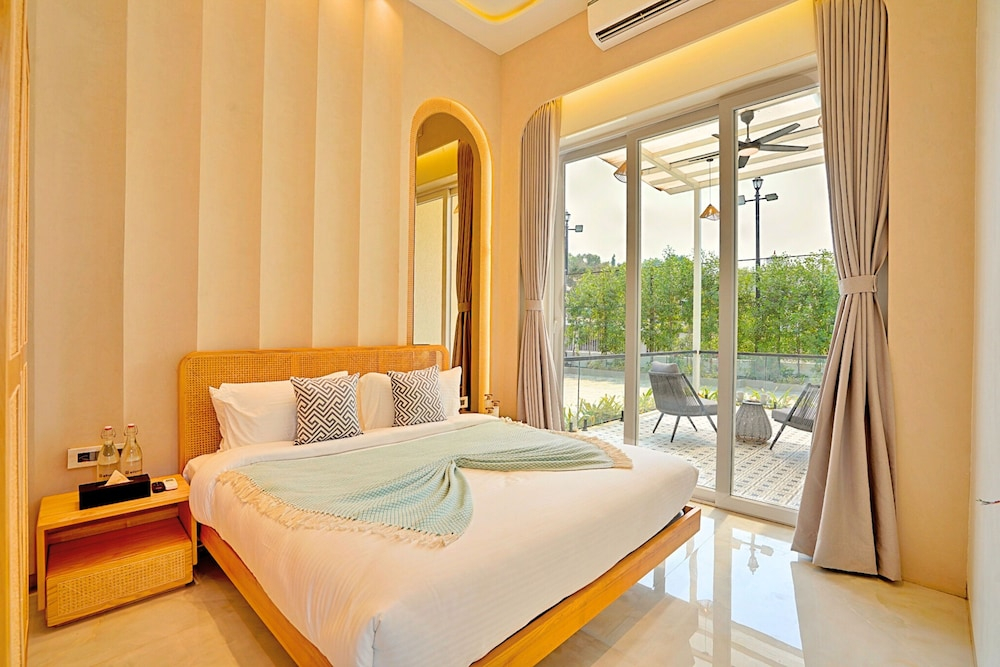 ELIVAAS Meraki Luxe 6BHK Glass Villa