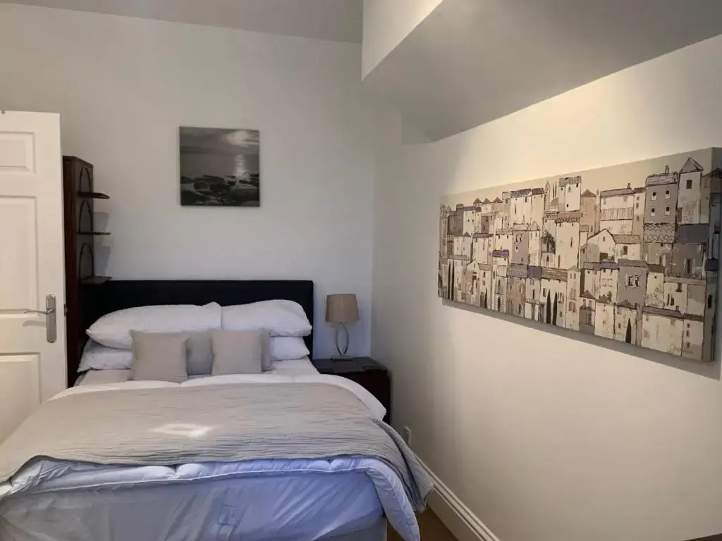 Blue Whale 2 Bedroomed 2nd Floor Appt with Sea Views, Beach & Wifi